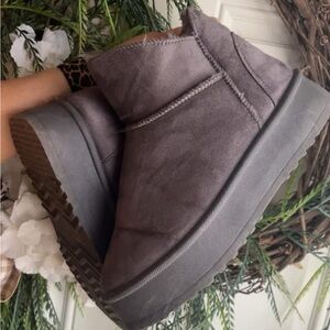 Booties
Women’s 7.5
Perfect Condition